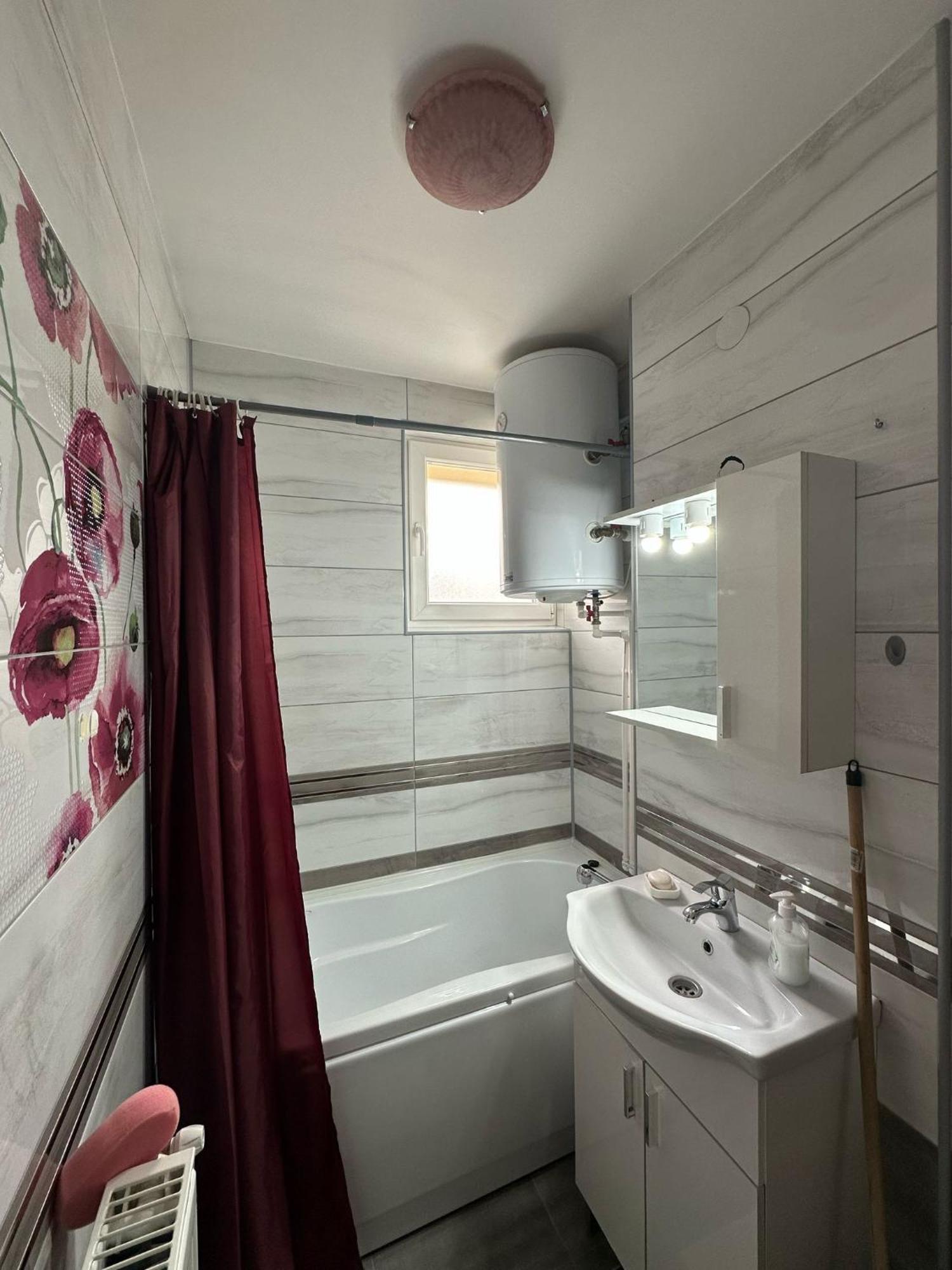 בורסק Apartament De Inchiriat מראה חיצוני תמונה